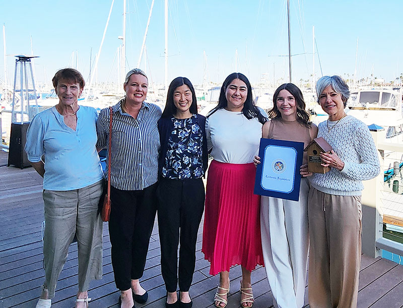 6 Women from SDWF receiving an award